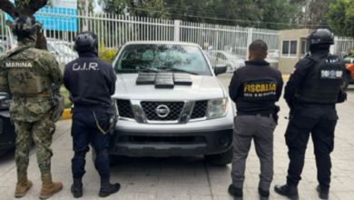 En apoyo con elementos de la Secretaría de la Marina (Semar), de la de Seguridad del Estado de México (SSEM) y un binomio canido de la Dirección de Seguridad Pública de Metepec realizaron la detención y aseguraron los bultos que contenía polvo blanco con las características de dicha droga. Foto. Especial