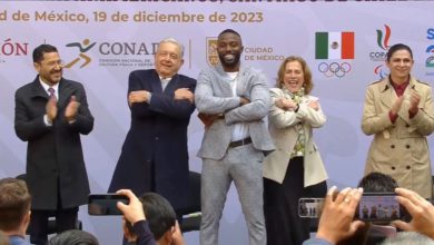 Foto de AMLO y Randy Arozarena, ganador del Premio Nacional del Deporte 2023.