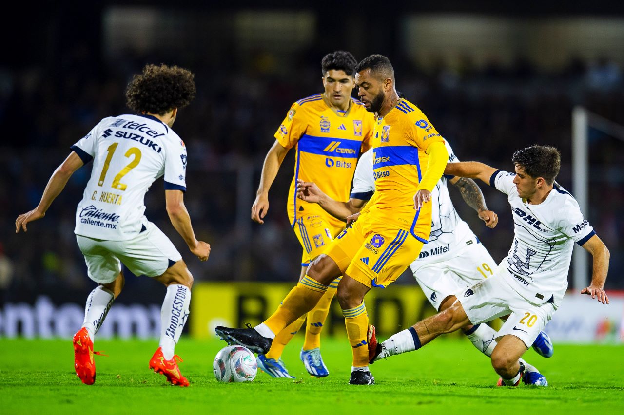 foto de jugadores de Tigres y Pumas, que jugarán la semifinal de vuelta en vivo el domingo en la noche.