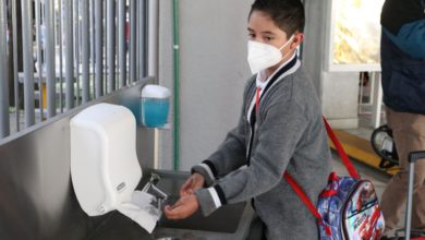 Foto de un alumno con cubrebocas en una escuela del Edomex.