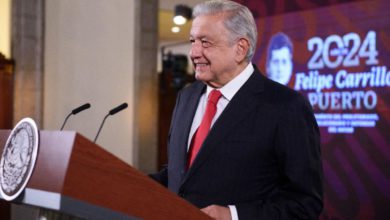 El Presidente Andrés Manuel López Obrador sostuvo que en las próximas elecciones las únicas armas que se pueden utilizar son las credenciales de elector y los votos, no la fuerza ni las trampas. Foto: Presidencia