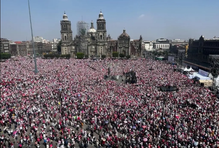 El Presidente Andrés Manuel López Obrador, durante su conferencia mañanera, ahora en Puebla, remarcó que si se viviera en una dictadura, como argumentan quienes llamaron a la movilización, un ejército de esta naturaleza no será posible. Foto: La Jornada