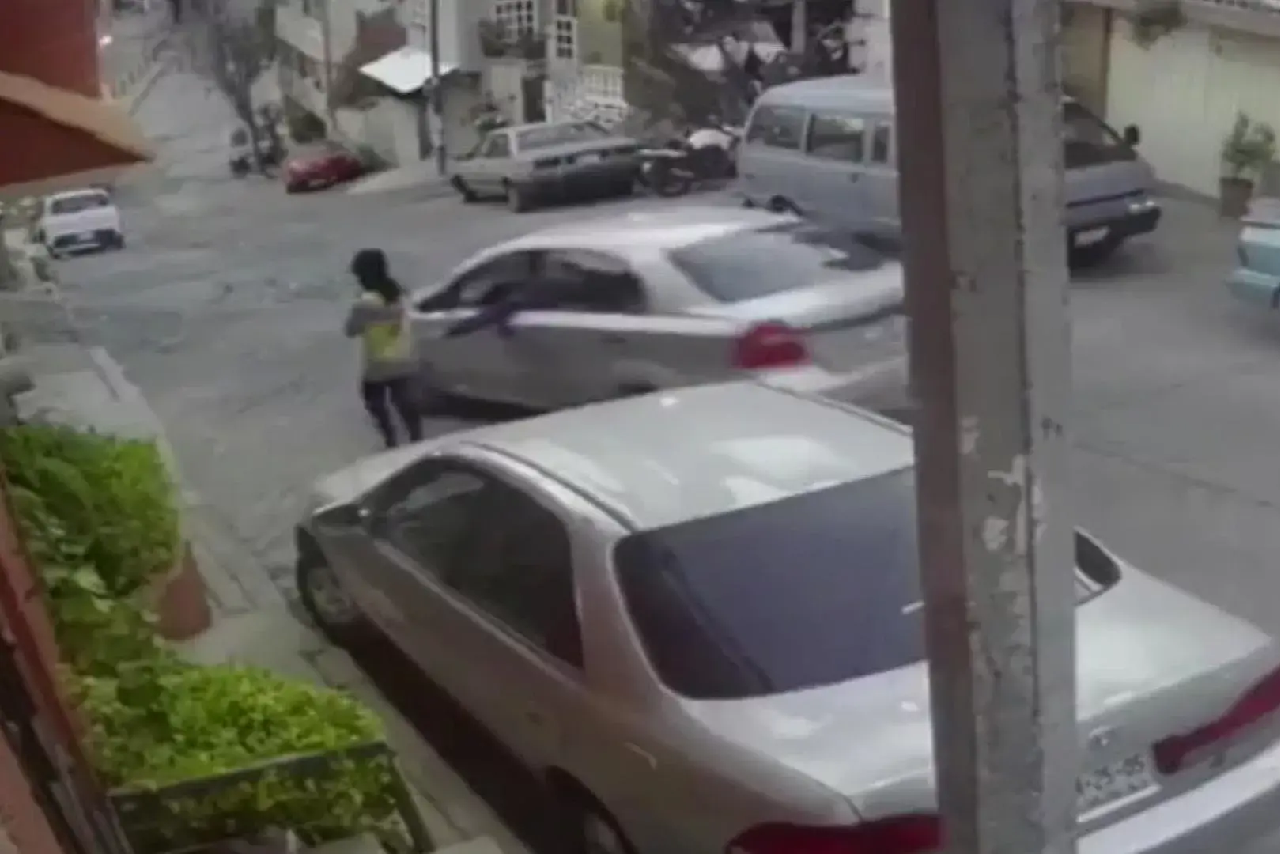 Imagen de la mujer que sufrió un asalto en Naucalpan de un auto en marcha.