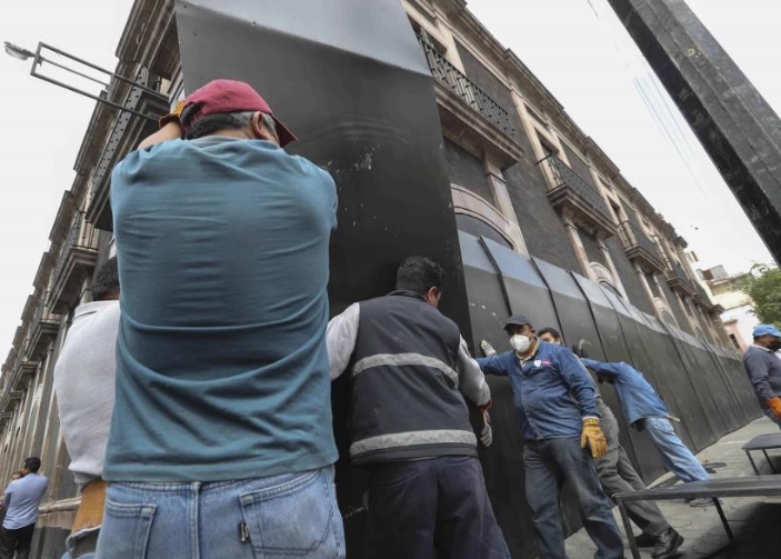 Con telas y vallas, tapiales y otros objetos trabajadores de diversas áreas municipales y estatales a cargo de Servicios públicos instalaron el perímetro de seguridad que proteja los inmuebles como el ayuntamiento y el del Poder Judicial. Foto: Especial