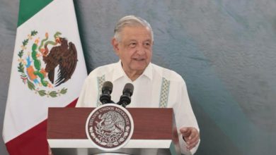 El Presidente Andrés Manuel López Obrador aseguró que sus adversarios están desesperados y están recurriendo a la guerra sucia y actos como la irrupción en Palacio Nacional de jóvenes encapuchados. Foto: Presidencia.