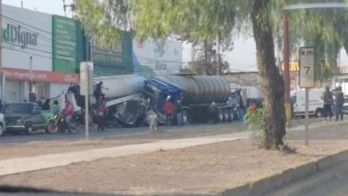 Los primeros reportes se puede apreciar que son dos pipas de agua y una de ellas, la cabina alzó la parte de atrás de la otra y quedó abajo. Foto: Captura 87punto3