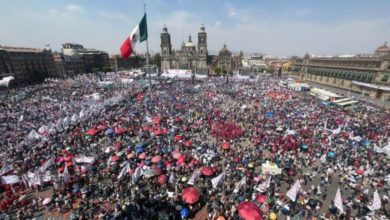 Miles de personas sigue llegando. Los contingentes avanzan por la avenida 5 de mayo, así como las calles Madero, Donceles y Tacuba. Foto: La Jornada