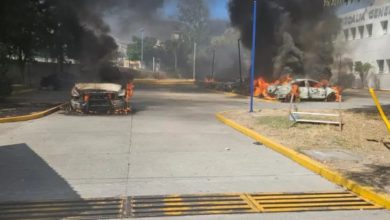 Hoy, presuntos estudiantes atacaron con petardos la Fiscalía General del Estado de Guerrero, tras saber que dejaron escapar al policía que presuntamente asesinó al normalista en Chilpancingo la semana pasada. Fotos: La Jornada