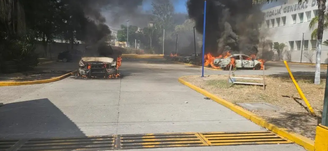 Hoy, presuntos estudiantes atacaron con petardos la Fiscalía General del Estado de Guerrero, tras saber que dejaron escapar al policía que presuntamente asesinó al normalista en Chilpancingo la semana pasada. Fotos: La Jornada