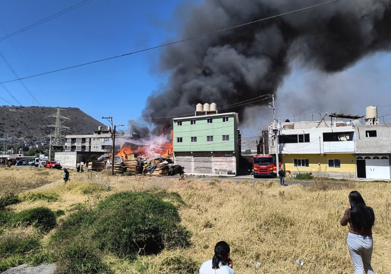 Vecinos de la colonia El Pino, donde se encuentra en este momento el siniestro, están utilizando sus redes sociales para pedir ayuda a los bomberos y personal de Protección Civil del Estado de México para que los auxilie. Foto: Redes