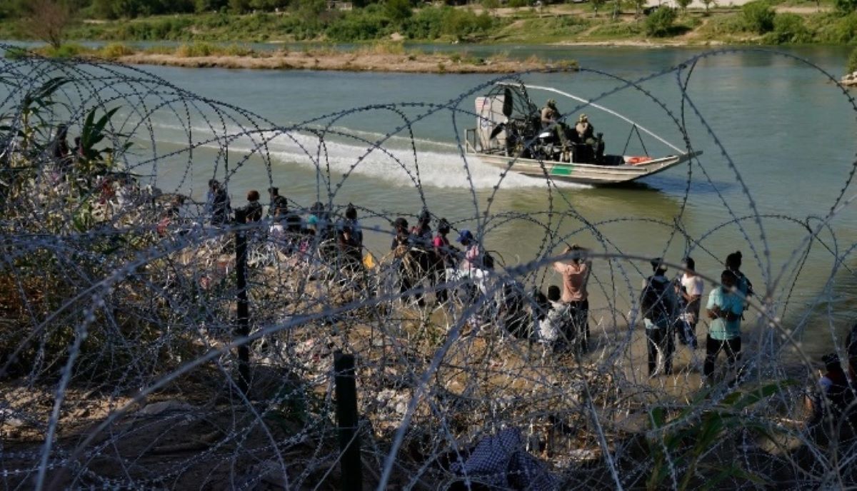 Al rededor de 80 indocumentados buscaron traspasar también la malla de alambre de púas, y pese a que adultos forcejearon con los militares tras conseguir pasar la barrera con la intención de entregarse a la Patrulla Fronteriza y pedir asilo, fueron regresados a lado mexicano. Foto: La Jornada