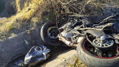 Las autoridades, que llegaron al lugar, explicaron que el accidente podría haber ocurrido por que dicho sujeto iba con exceso de velocidad y perdió el control de la motocicleta y tras derrapar perdió la vida. Foto: La Jornada