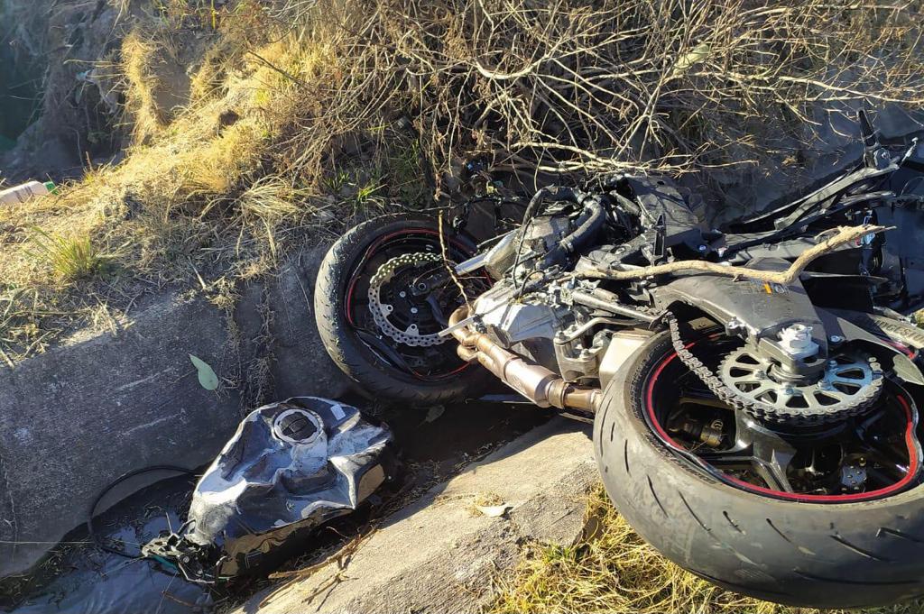 Las autoridades, que llegaron al lugar, explicaron que el accidente podría haber ocurrido por que dicho sujeto iba con exceso de velocidad y perdió el control de la motocicleta y tras derrapar perdió la vida. Foto: La Jornada