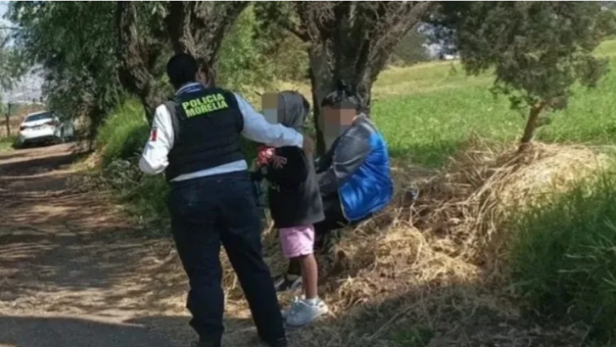 La menor señaló que su madre nunca regresó y que de hecho ya llevaba varios días en el terreno baldía esperando a que ella volviera y la llevara a casa. Foto: Policía Morelia