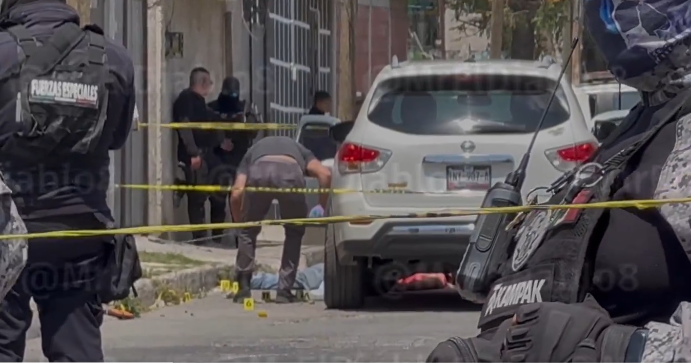 Dicho suceso ocurrió en la calle Oriente 44, entre Sur 3 y Avenida Las Torres, donde quedaron tendidos los cuerpos. Foto: Captura