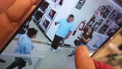 Las imágenes que circularon rápidamente, fueron subidas por Laura Daniela, quien pidió ayuda para identificar y localizar a un hombre y una mujer que despojaron a su pequeño del dispositivo. Foto: Captura.