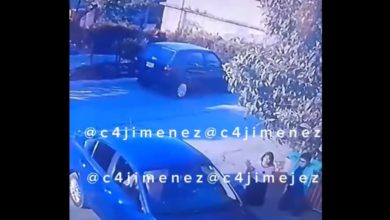 En el material que se subió a redes sociales se puede observar el momento en que el conductor hace una maniobra de reversa para acomodar su auto. Foto: Captura