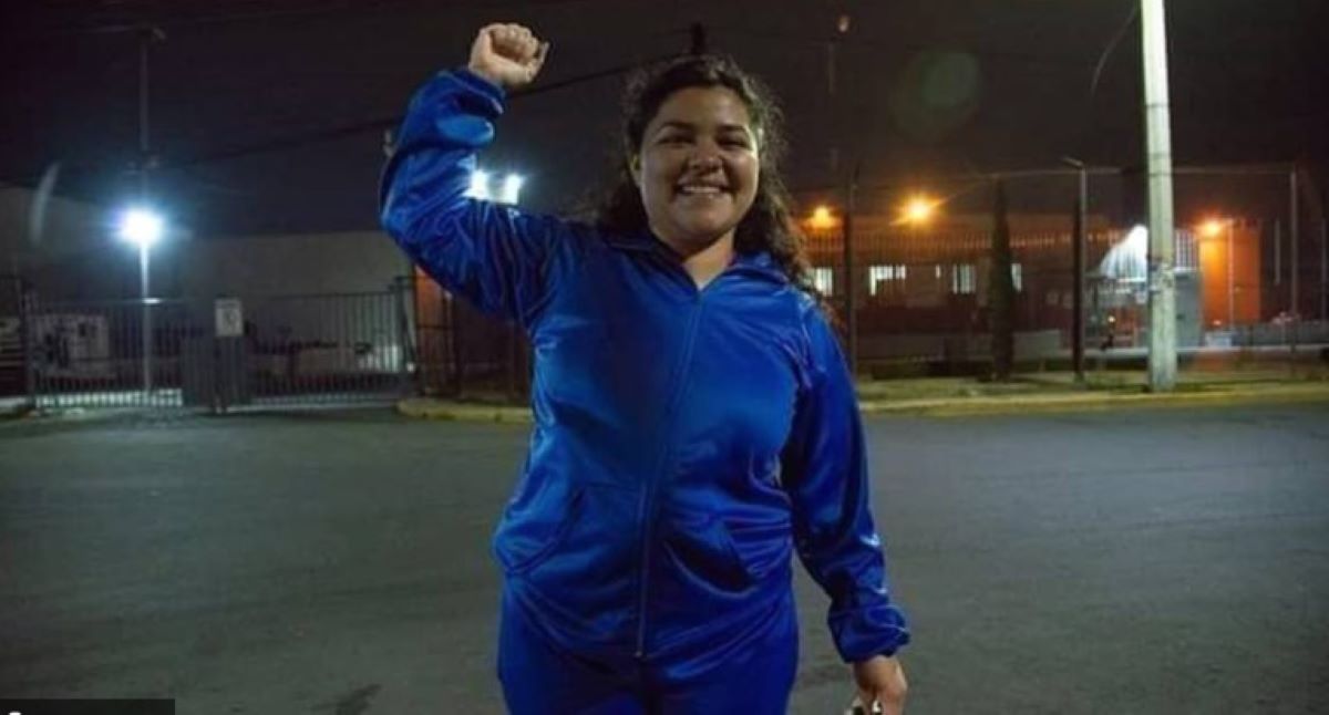 La joven y madre soltera en 2021 asesinó a su atacante en legítima defensa y por ello un juez adscrito al Juzgado Quinto de Distrito con sede en Nezahualcóyotl resolvió el juicio de amparo. Foto: La Jornada