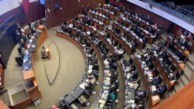 Después de nueve horas y tras de un ríspido debate y pese a la estrategia de los opositores (PAN, PRI y PRD) de hacer tiempo y de intentar romper el quórum durante la discusión de las reservas a diversos artículos de la Ley del Seguro Social, la Ley del Instituto del Fondo Nacional de la Vivienda para los Trabajadores del Estado, la Ley de los Sistemas de Ahorro para el Retiro y otras modificaciones legales. Foto: La Jornada