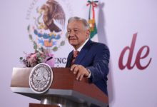 El presidente Andrés Manuel López Obrador llegó al Salón Tesorería de Palacio Nacional con un ramo de flores con el objetivo de felicitar este 10 de mayo a todas las mamás del país. Foto: Presidencia.