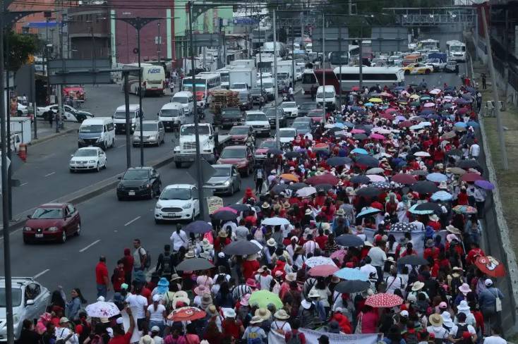 La Coordinadora Nacional de Trabajadores de la Educación (CNTE) realiza bloqueos de vialidades en al menos cuatro puntos de la Ciudad de México. Fotos: La Jornada.