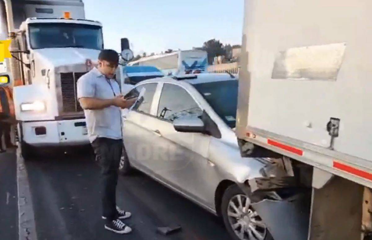 Hace unos minutos se registró un choque entre cuatro vehículos en carriles centrales de dicha autopista con dirección a calzada Ignacio Zaragoza, poco antes de ingresar al Puente de la Concordia, en los límtes del Estado de México y la Ciudad de México. Foto: Captura