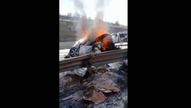 El accidente fue en el kilómetro 46 a la altura en donde un tráiler que cargaba bultos de azúcar perdió el control al salir de una cuerva e impactó a un automóvil que chocó un vehículo que chocó con el muro de contención y tras esto se incendió. Foto: Captura