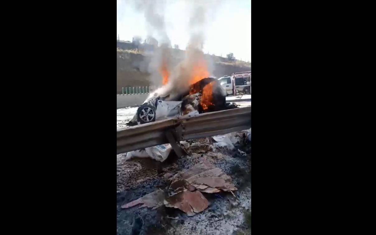 El accidente fue en el kilómetro 46 a la altura en donde un tráiler que cargaba bultos de azúcar perdió el control al salir de una cuerva e impactó a un automóvil que chocó un vehículo que chocó con el muro de contención y tras esto se incendió. Foto: Captura