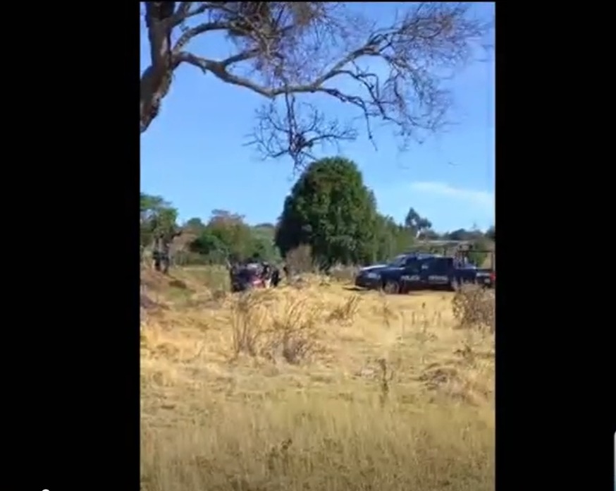 Esta mañana, en un camino de terracería, hallaron el cadáver de una mujer que presentaba huellas de violencia. Foto: Captura.