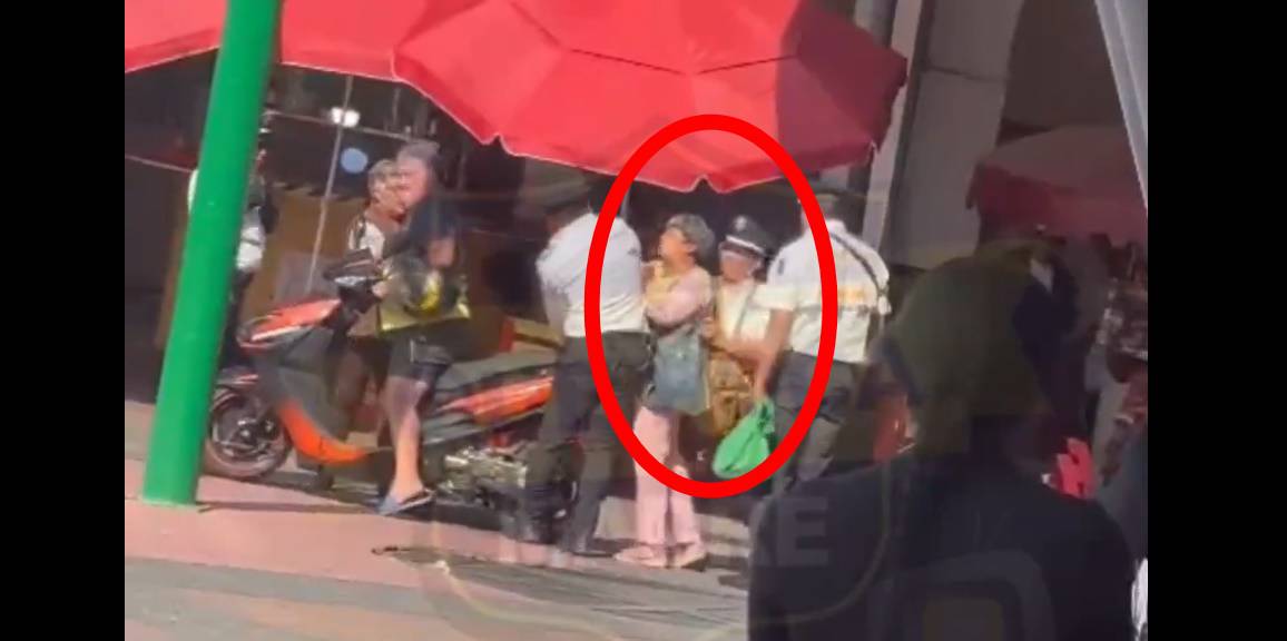 Un video, que se está haciendo viral en redes sociales, muestra a tres oficiales enfrascarse en una discusión con tres personas, dos de la tercera edad (mujeres), una de ellas se encuentra arriba de una motoneta. Foto: Captura.