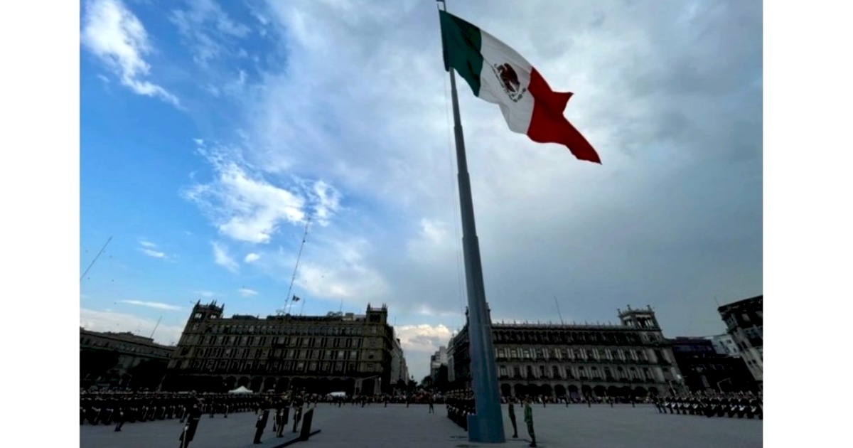 Ceremonia de Arriamiento de Bandera Monumental” en la plancha del Zócalo capitalino. Foto Roberto García