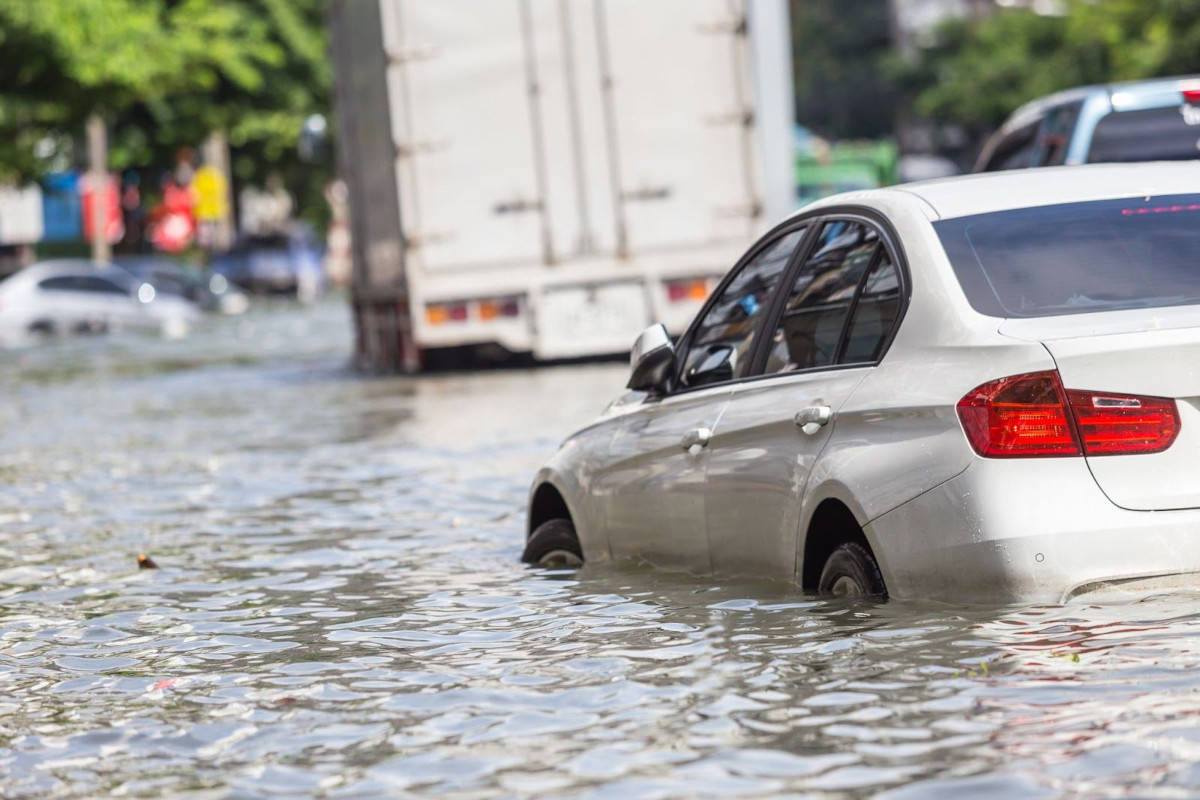 ¿Qué debo hacer y quién paga si mi auto se queda en una inundación?