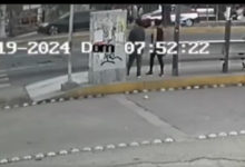 Captan VIDEO de momento exacto en que dos hermanas son arrolladas en parada de autobús