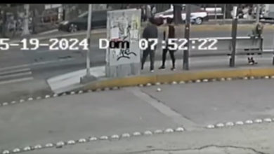 Captan VIDEO de momento exacto en que dos hermanas son arrolladas en parada de autobús