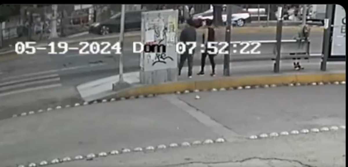 Captan VIDEO de momento exacto en que dos hermanas son arrolladas en parada de autobús