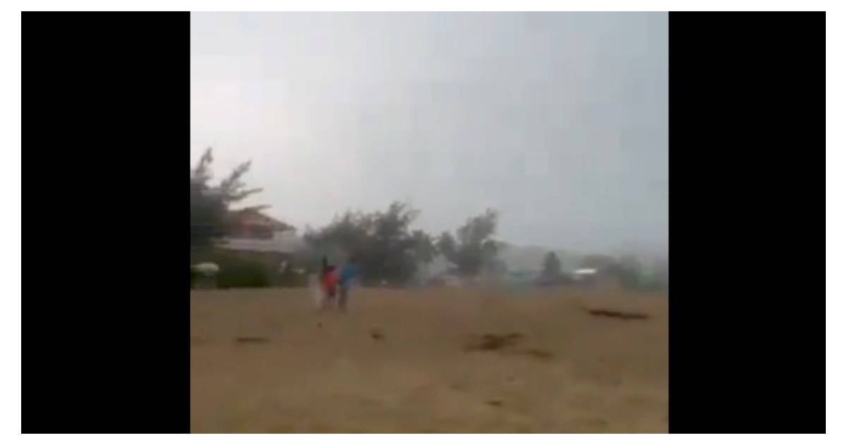 Captan VIDEO de momento exacto en que rayo impacta en tres niños en esta playa. Foto: Caputura de Pantalla