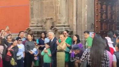 Acompañado de su esposa, Beatriz Gutiérrez, el mandatario salió de Palacio Nacional por la puerta de la calle de Moneda 1 para dirigirse a la casilla ubicada justo enfrente, en el Antiguo Palacio del Arzobispado. Foto: Captura.