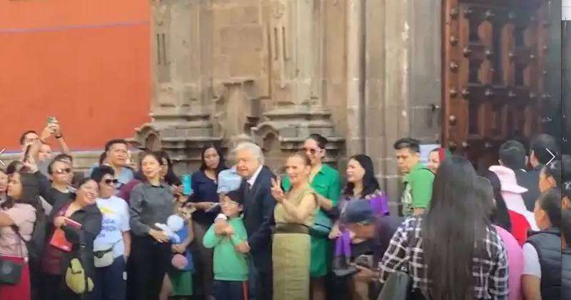 Acompañado de su esposa, Beatriz Gutiérrez, el mandatario salió de Palacio Nacional por la puerta de la calle de Moneda 1 para dirigirse a la casilla ubicada justo enfrente, en el Antiguo Palacio del Arzobispado. Foto: Captura.