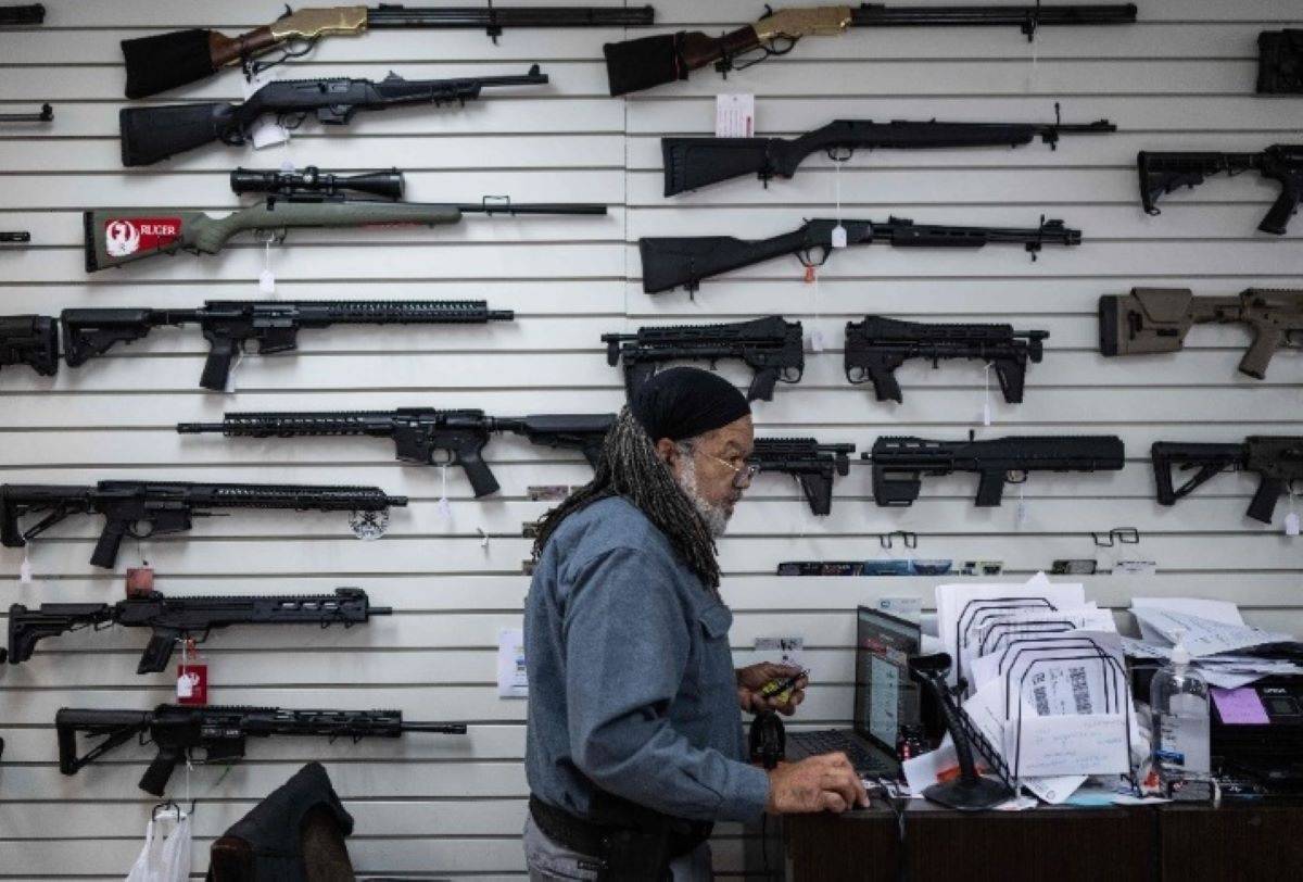 El alto tribunal del país vecino del norte rechazó que esta medida viole la Segunda Enmienda de la Constitución del país, que estipula que todos tienen derecho a poseer armas. Foto: La Jornada.