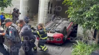 El auto compacto de marca FIAT quedó volteado y llantas arriba, luego que la conductora no se percatara que la plataforma de dicho elevador no respondió. Foto: Captura