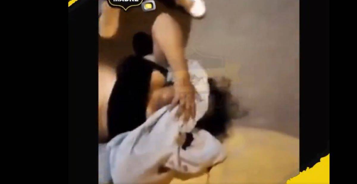 Un video que se hizo viral en redes sociales, especialmente en X (antes Twitter), se puede ver a una mujer que está siendo brutalmente pateada por diferentes sujetos quienes le reclaman sobre un asalto que cometió. Foto: Captura