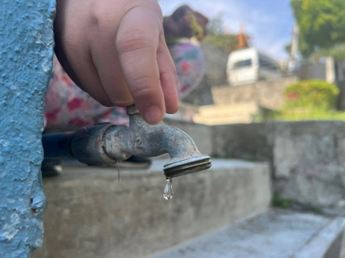 El territorio del Estado de México se está secando y ni las escasas lluvias han ayudado a que las presas suban un poco su nivel, por ello autoridades de la Secretaría del Agua tomaron medidas extremas ante la escasez. Foto: La Jornada.