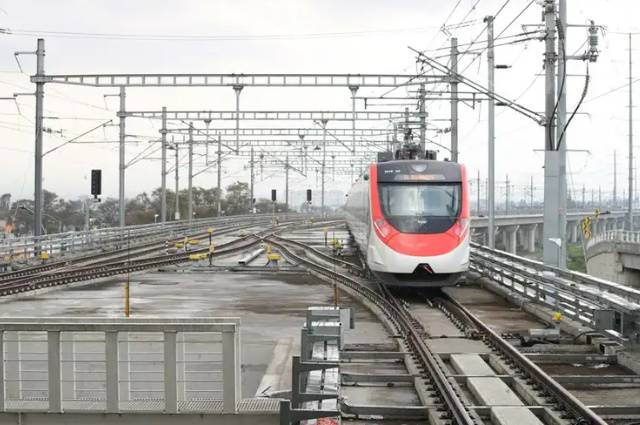 El tren, que corre de la terminal de Zinacantepec a la estación Lerma, en el Estado de México, se prevé que en agosto ya esté operando hasta la estación Santa Fe. Foto: La Jornada