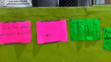 Por lo pronto, al exterior de la primaria "Narciso Mendoza", se han colocado pancartas en las que piden justicia. Foto: Especial.