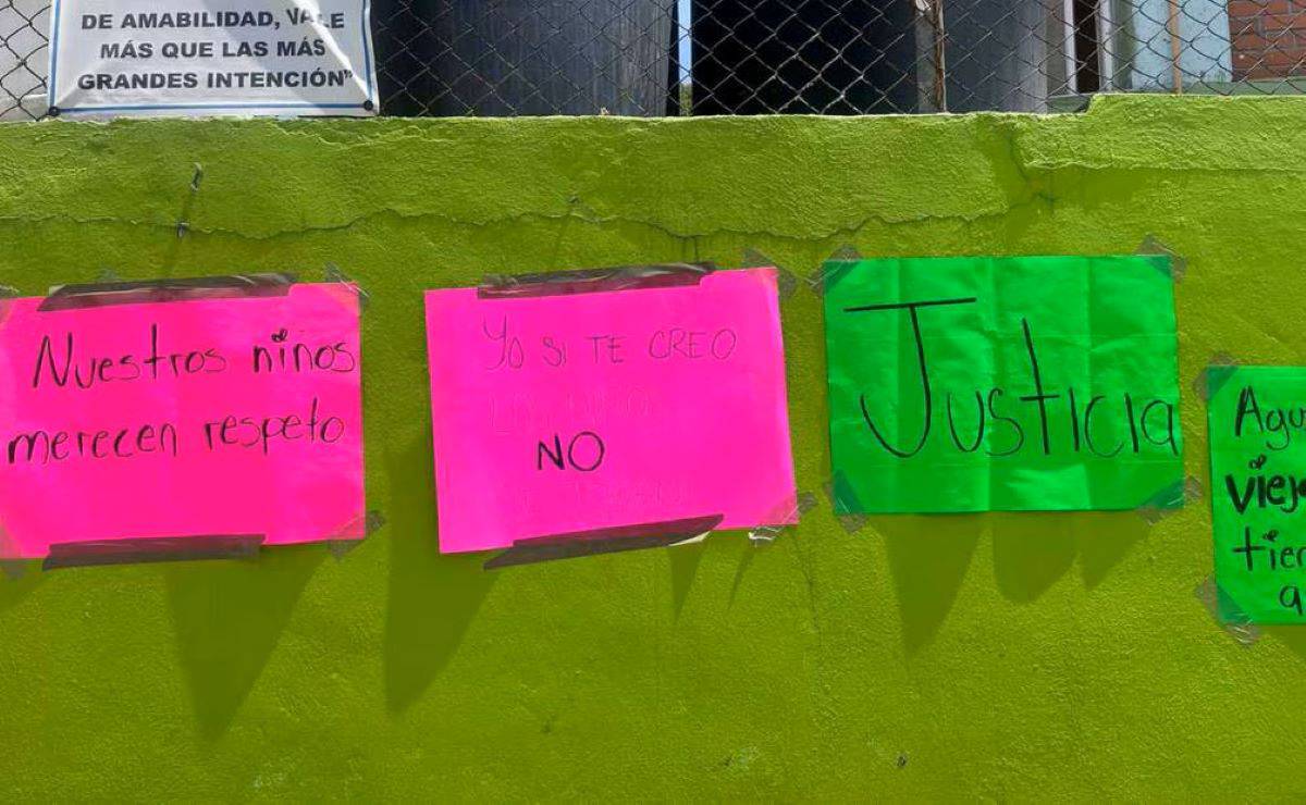 Por lo pronto, al exterior de la primaria "Narciso Mendoza", se han colocado pancartas en las que piden justicia. Foto: Especial.