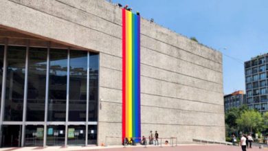 Colocan nueva bandera de la comunidad LGBTQ+ en el edificio del Infonavit