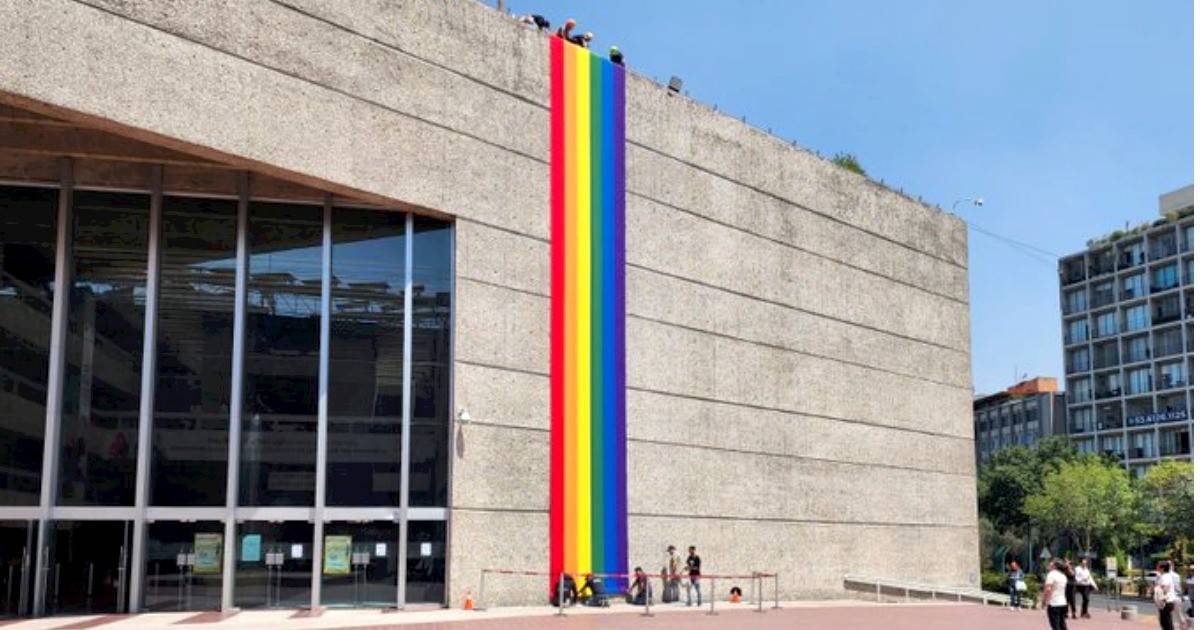 Colocan nueva bandera de la comunidad LGBTQ+ en el edificio del Infonavit