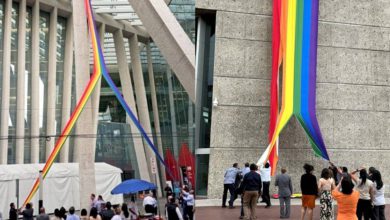 VIDEO: Rompen bandera LGBTQ+ en el Infonavit; gobierno federal y organismos condenan el acto