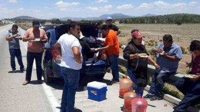 Pobladores regalan comida y agua a choferes parados en el Arco Norte; son más de 50 horas de bloqueo. Foto: X