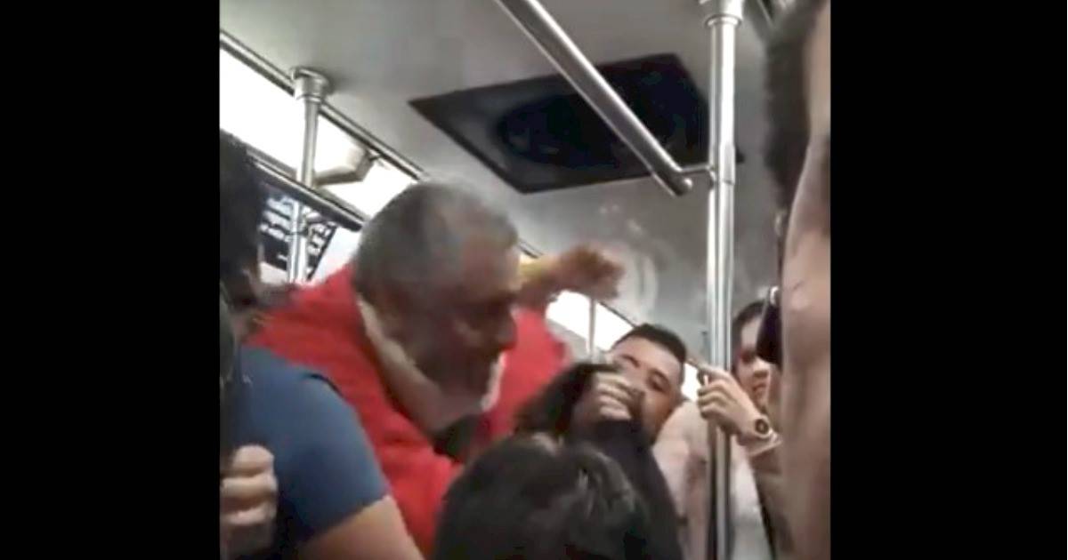 VIDEO: Cabezazo desata pelea entre hombres en el Metro; uno hasta tenía collarín